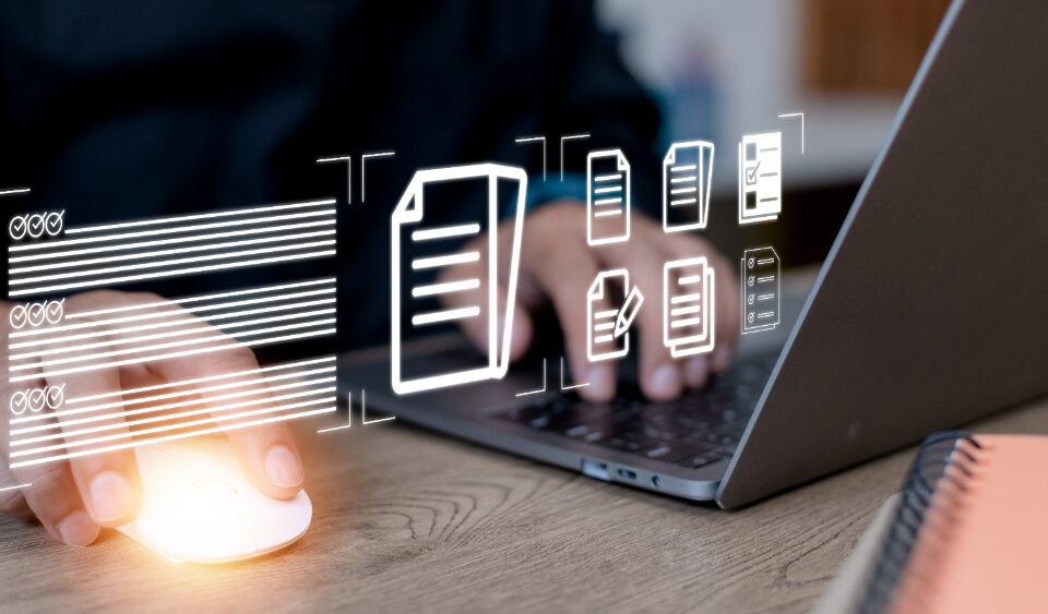 Zbliżenie na laptopa z świeczką, idealne do pracy zdalnej i poszukiwania nowej pracy.