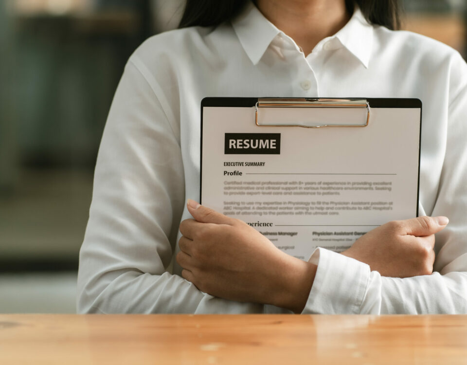 Powiedz nam o sobie - Osoba trzymająca papier z tekstem wzór CV pracownik biurowy