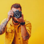 Fotograf trzymający aparat fotograficzny w ręku