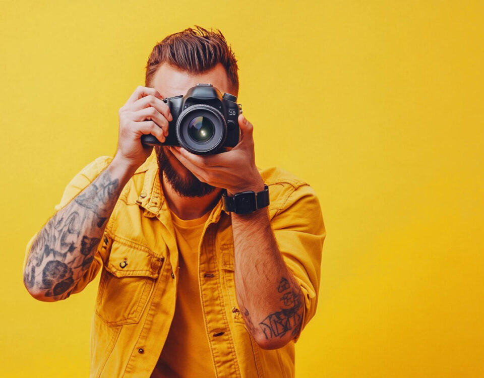 Fotograf trzymający aparat fotograficzny w ręku